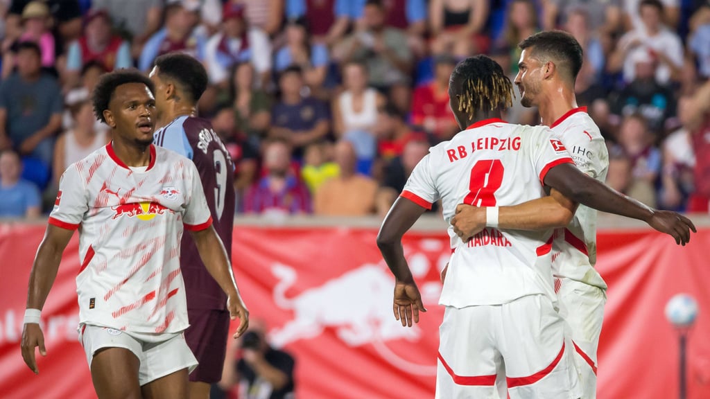 RB Leipzig hat sein erstes Testspiel auf der USA-Reise mit 2:0 gegen Aston Villa gewonnen.