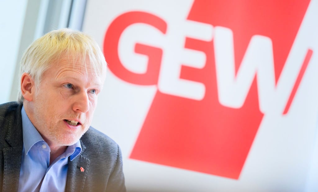 Der GEW-Landesvorsitzende Stefan Störmer spricht von einer hohen Belastung für Lehrkräfte in Niedersachsen. (Archivbild)