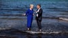 Zumindest mit den Füßen gingen MV-Ministerpräsidentin Manuela Schwesig (SPD) und ihr sächsischer Amtskollege Michael Kretschmer (CDU) in Warnemünde in die Ostsee, bevor sie am Strand eine Tourismus-Kopperationsvereinbarung unterzeichneten.