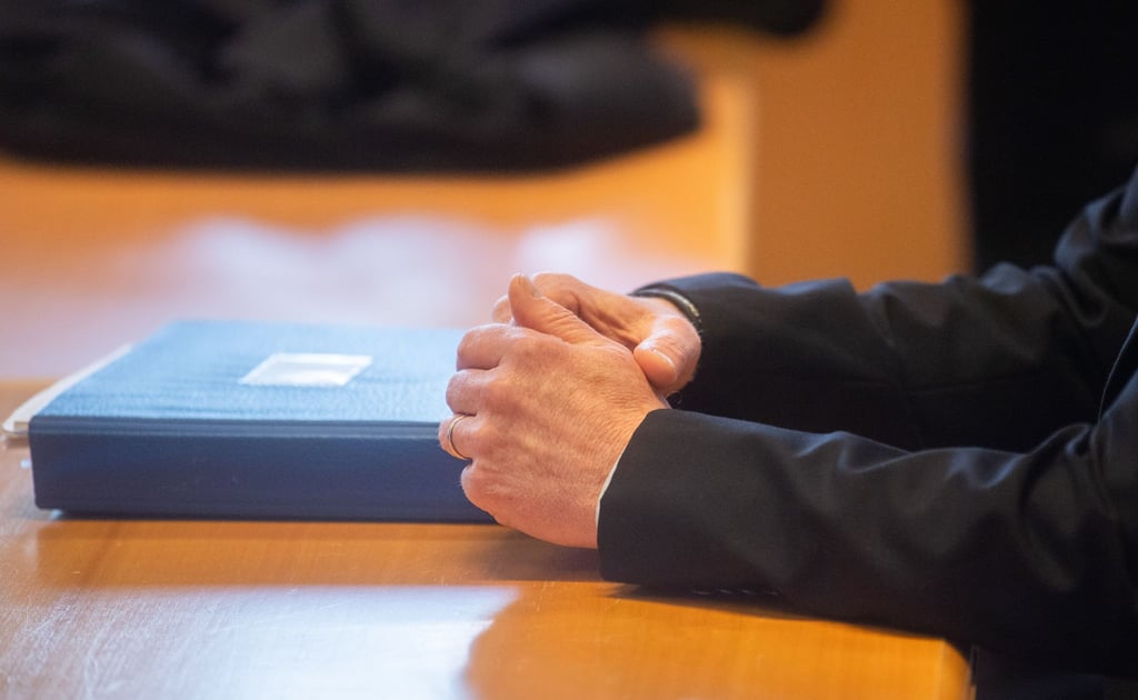 Erneut steht ein 65 Jahre alter Ex-Pastor wegen Betrugs in Hildesheim vor Gericht. Der Prozess dürfte sich hinziehen - die Verhandlungstage dürfen wegen der Gesundheit des Mannes nicht länger als drei Stunden dauern. (Archivbild)