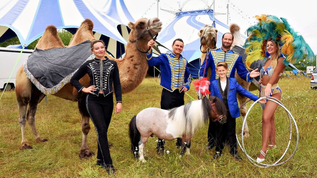 Silvano Schmidt (2.v.r.) und seine Familie sind bereit für die abendliche Vorstellung in der Manege.