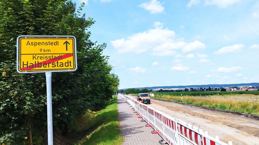 Die Bundesstraße 79 zwischen Halberstadt und Aspenstedt ist derzeit eine Baustelle und für den Verkehr voll gesperrt.