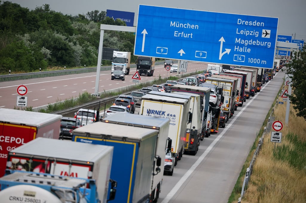 Der ADAC rät Reisenden insgesamt antizyklisch zu fahren, um damit den Pendlerverkehr zu meiden.