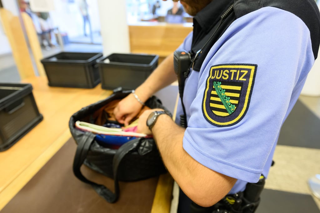 Taschenkontrolle bei Gericht
