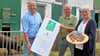 Jochen und Jutta Dettmer vom Hof an der Eiche haben zum zweiten Mal einen Kulinarischen Stern erhalten. Wolfgang Zahn (links), Projektleiter Landwirtschaft der Agrar-Marketing-Gesellschaft Sachsen-Anhalt, überreicht die Auszeichnung.