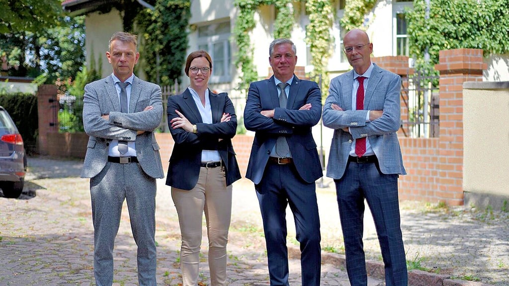 Bernd Wiegand (rechts) im neuen Team mit den Anwälten Volker Kadler, Vanessa König und Frank Hummel (von links). Am 1. September fängt er in der Kanzlei in Halle an.