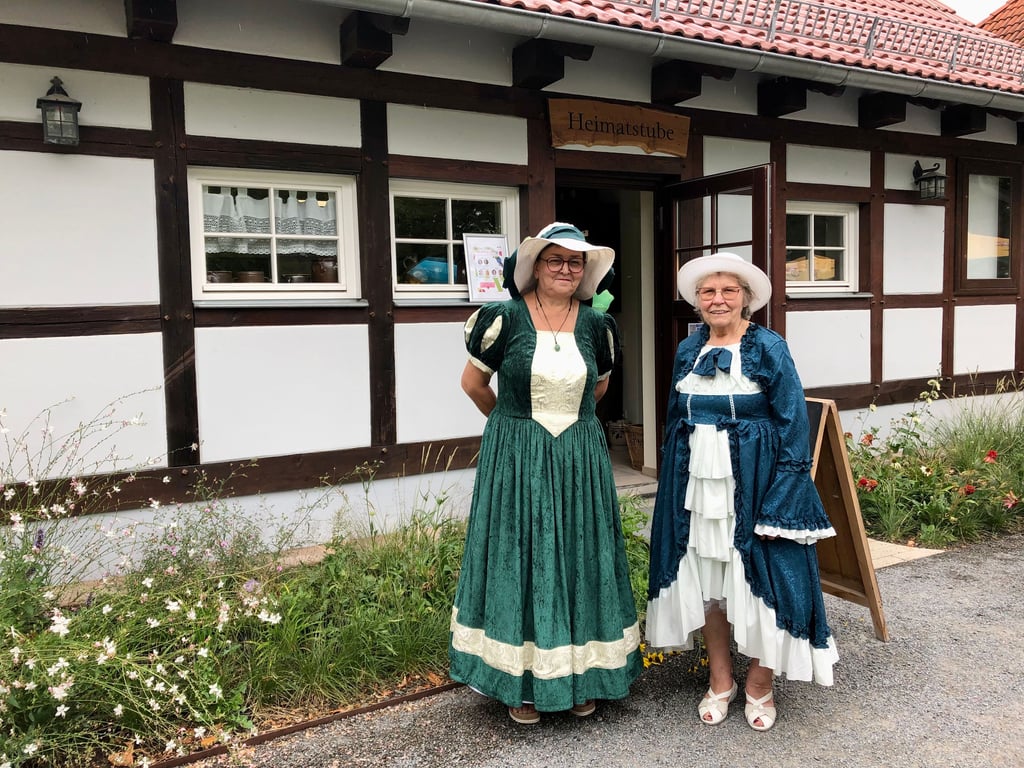 Mitglieder des Heimatbundes Bad Dürrenberg begrüßen im Kurpark Besucher ihrer Heimatstube.