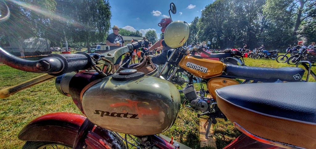 Die Zweitaktfreunde Blaue Fahne Mehringen laden zum Oldtimer- und Zweitakttreffen.