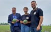 Andre und Anna Laue vom Pferdehof Elbaue bieten auf einem halben Hektar großen Feld nun Wassermelonen zum Selberpflücken an. OB Bert Knoblauch (links) war einer der ersten Pflücker. 