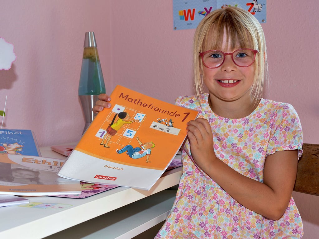 Frieda in ihrem Zimmer. Die Sechsjährige aus Burg freut sich schon auf die Schulzeit und ganz besonders auf den heutigen Tag.
