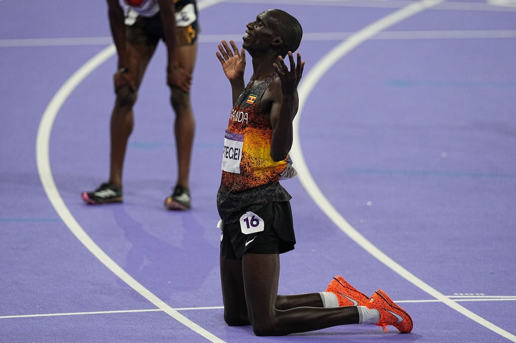 Sieger Joshua Cheptegei nach Gold über 10 000 Meter