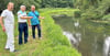 Gerald Hüttner (v.l.), Thomas Lenius und Peter May an der Ihle auf Höhe der Burger Wiesenstraße. Sie sorgen sich um den Wasserstand. 