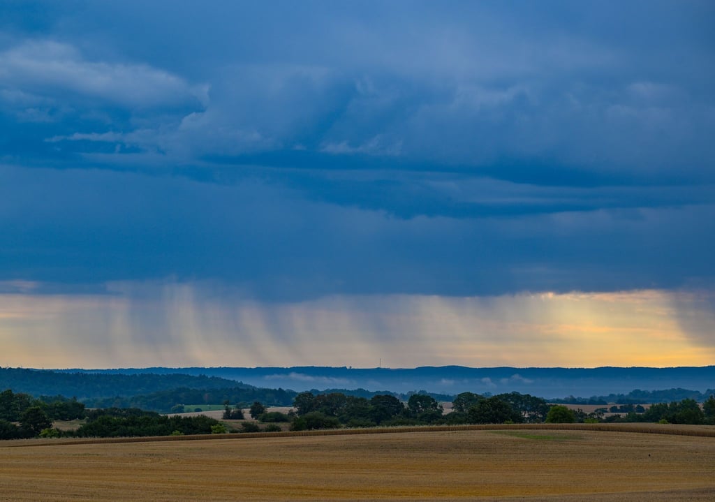 Der Deutsche Wetterdienst (DWD) hat für Berlin und Brandenburg Regen und Gewitter angekündigt. (Symbolbild)