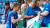 Marcus Mathisen, hier als Autogrammschreiben bei den Fans, ist offenbar der geborene Führungsspieler. Nicht nur beim 1. FC Magdeburg schaffte es der Däne gleich auf Anhieb zum Vize-Kapitän.