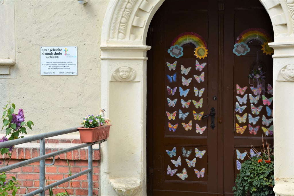 Das schmucke Eingangsportal der der evangelischen Grundschule Gardelegen. Kann der Schulstandort dauerhaft gesichert werden?