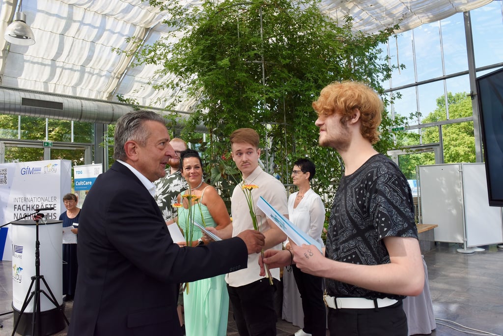 20 Pflegefachkräfte und 15 Pflegegehilfen, die in der Sky Pflegeakademie ausgebildet wurden, bekamen im Glashaus des Europa-Rosariums Sangerhausen ihre Zeugnisse. Das Grußwort sprach Landtagspräsident Sachsen-Anhalt Gunnar Schellenberger (li.) , der auch den Pflegeleuten Dank und Anerkennung aussprach.