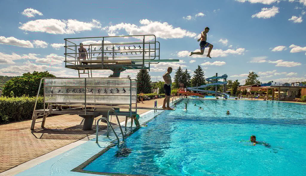 Im Nebraer Freibad werden demnächst umfangreiche Sanierungsmaßnahmen beginnen. Der Badebetrieb wird aufrechterhalten.