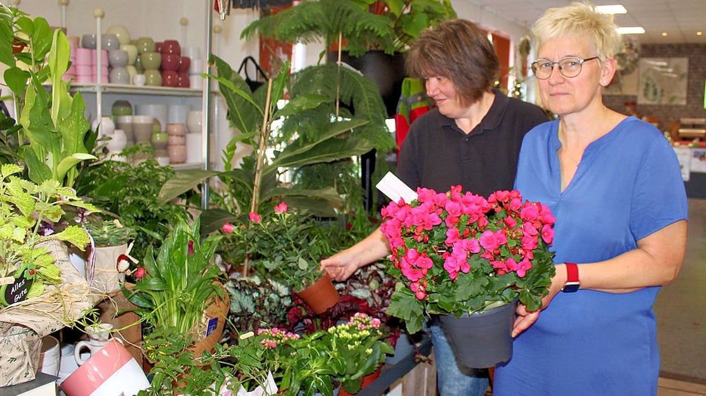 Birgit Bethge (r.) hat ihren Schritt in die Selbstständigkeit trotz viel Arbeit nie bereut. Blumen sind auch die Leidenschaft von Stephanie Bachmann.
