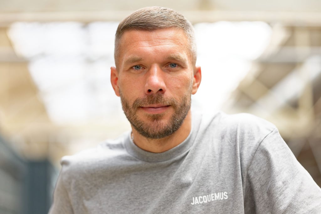 Ex-Fußballnationalspieler Lukas Podolski bescheinigt den Deutschen einen Hang zum Meckern.