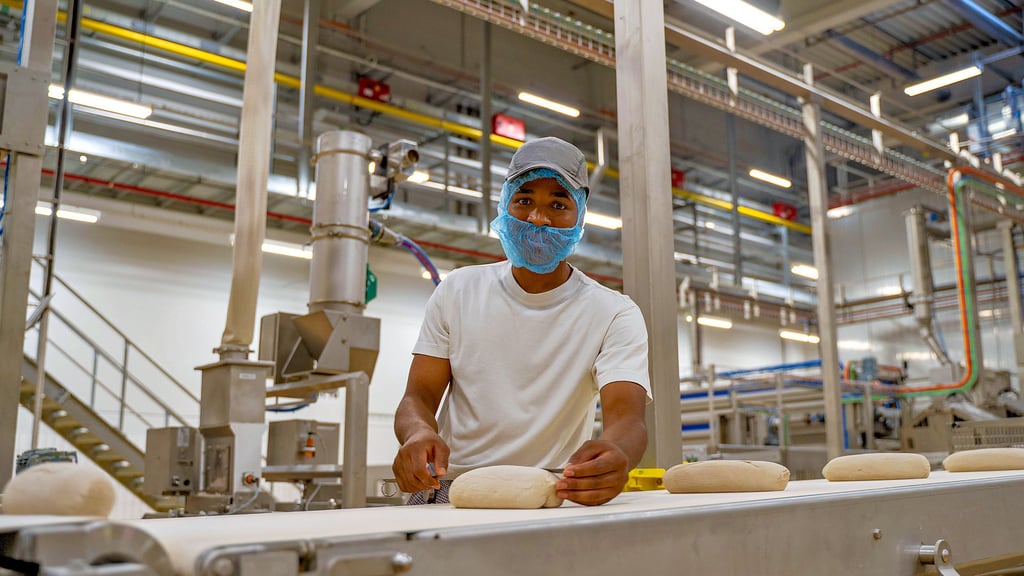 Der ehemalige Azubi Ibrahima Filybah aus Guinea in den Produktionshallen der Wittenberger Bäckerei