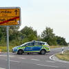 Für eine Absuche mit Flächensuchhunden hatte die Polizei gestern kurzzeitig die Straße zwischen Loburg und Hobeck gesperrt..
