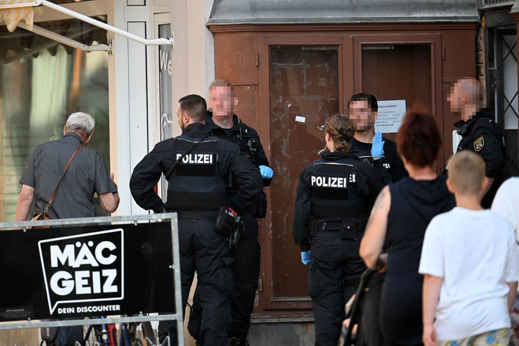 Ein Großaufgebot an Polizei war am Donnerstag an der Breite Straße in Aschersleben im Einsatz.