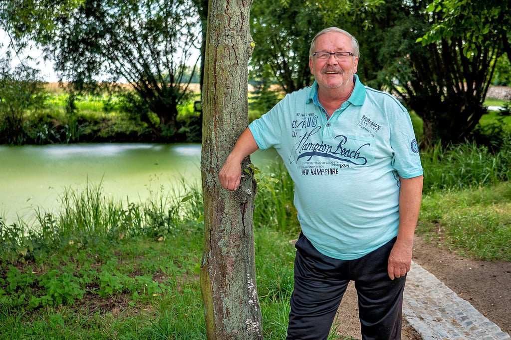 Siegfried Randel freut sich, dass es am Lübser Dorfteich vorangeht. Er wohnt direkt gegenüber und hatte lange Zeit mit starken Geruchsbelästigungen zu kämpfen.