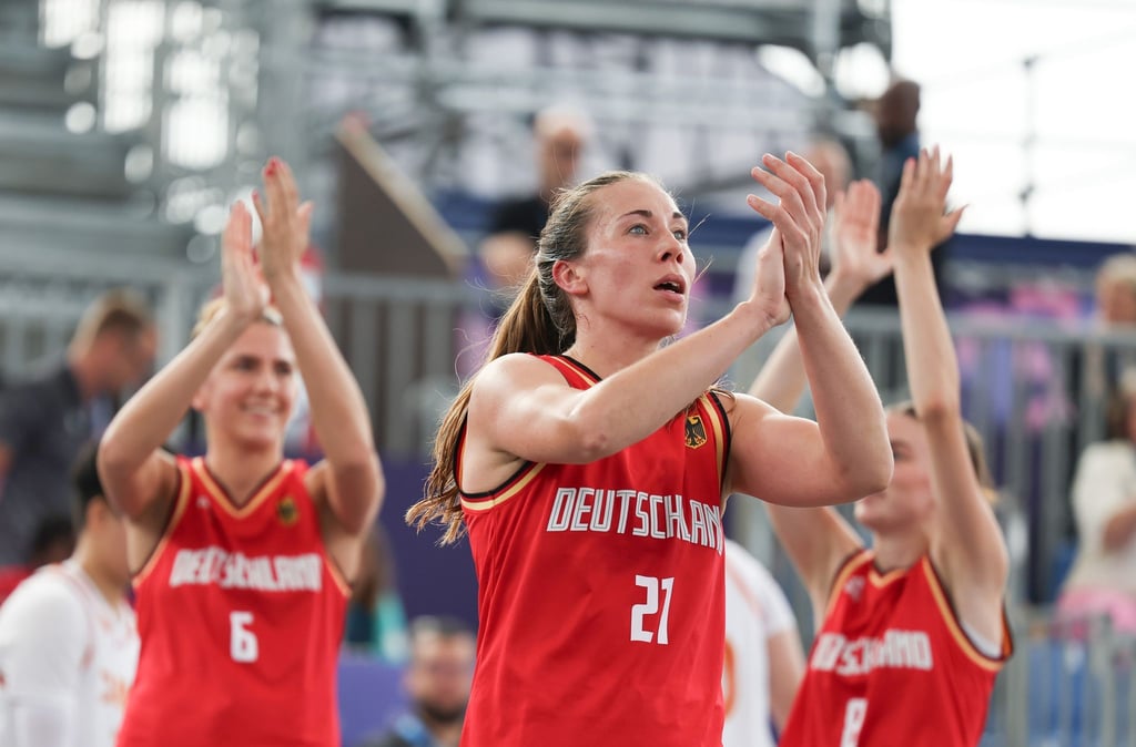 Das deutsche 3x3-Team ist bei Olympia auf Kurs Halbfinale.