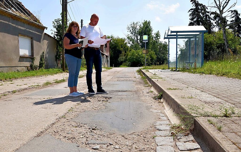 Heike Mühlstädt und Maik Kuhn von der Stadtverwaltung begutachten die alte Straße unweit des Gasthauses in Pfriemsdorf.