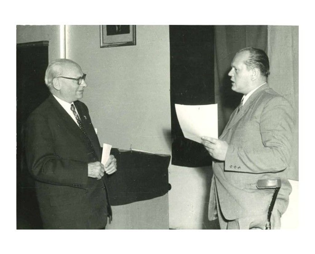 Presentation of the honorary citizenship certificate to Hans Schomburgk (left) by Querfurt Mayor Lothar Schott on July 29, 1959.