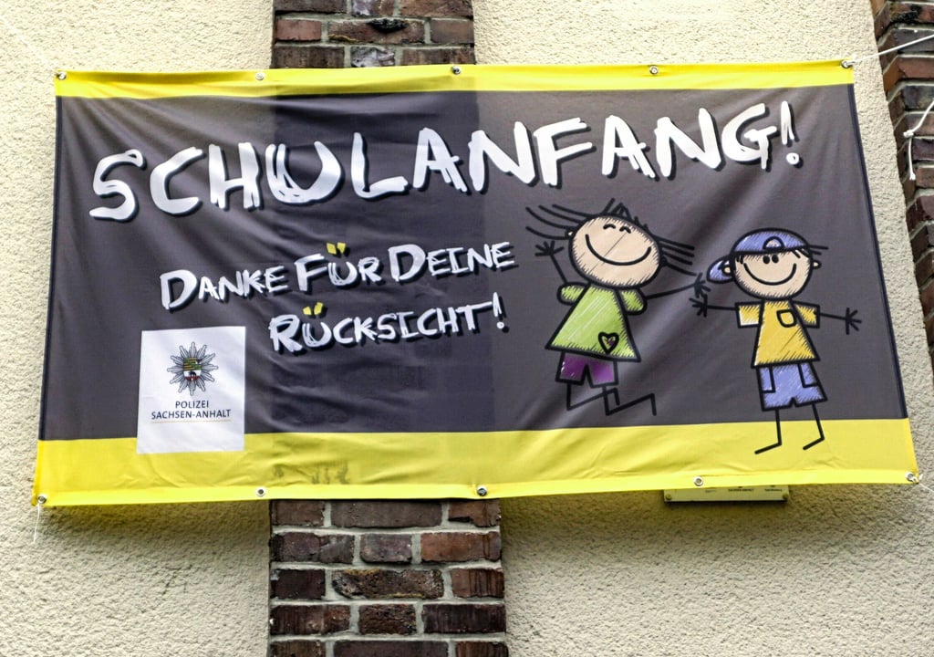 Die Polizei macht mit diesen Bannern auf den Schulbeginn aufmerksam, so auch an der Merseburger Grundschule „Albrecht Dürer“.