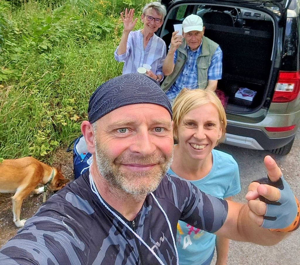 Überglücklicher Empfang für Hagen Gruber von seinen Eltern mit Freundin Heike und Hündin Zoe in Blankenburg.