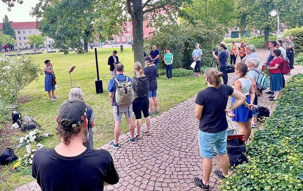 Knapp 30 Gäste waren zur Gedenkveranstaltung für Hans-Joachim Sbrzesny in den Park am Hauptbahnhof Dessau gekommen.