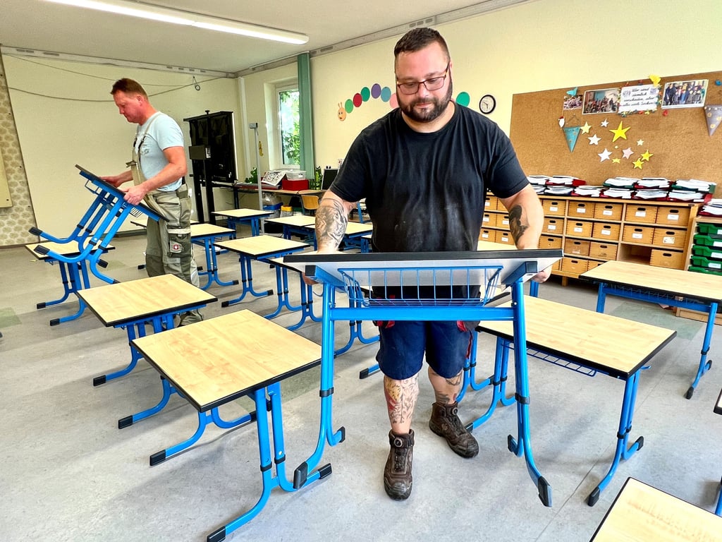 Die Hausmeister der Bernburger Grundschulen bauten zahlreiche neue Tische und Stühle auf.