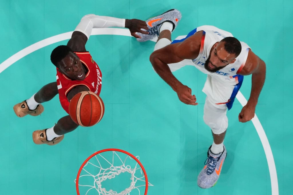 Dennis Schröder (l.) und die deutschen Basketballer spielten sich in einen Rausch.