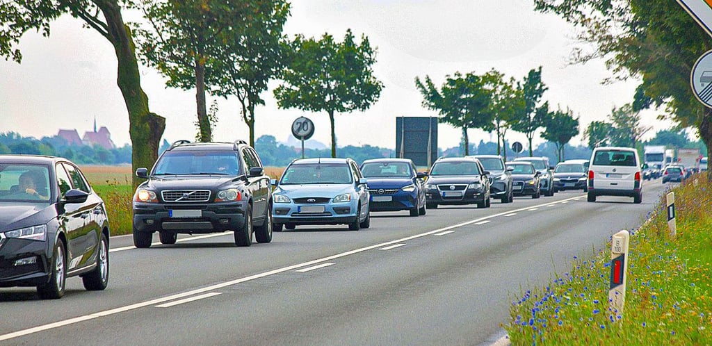 Auto an Auto zwischen Brehna und Roitzsch: Die Sperrung der A9 sorgte für Wartezeiten.