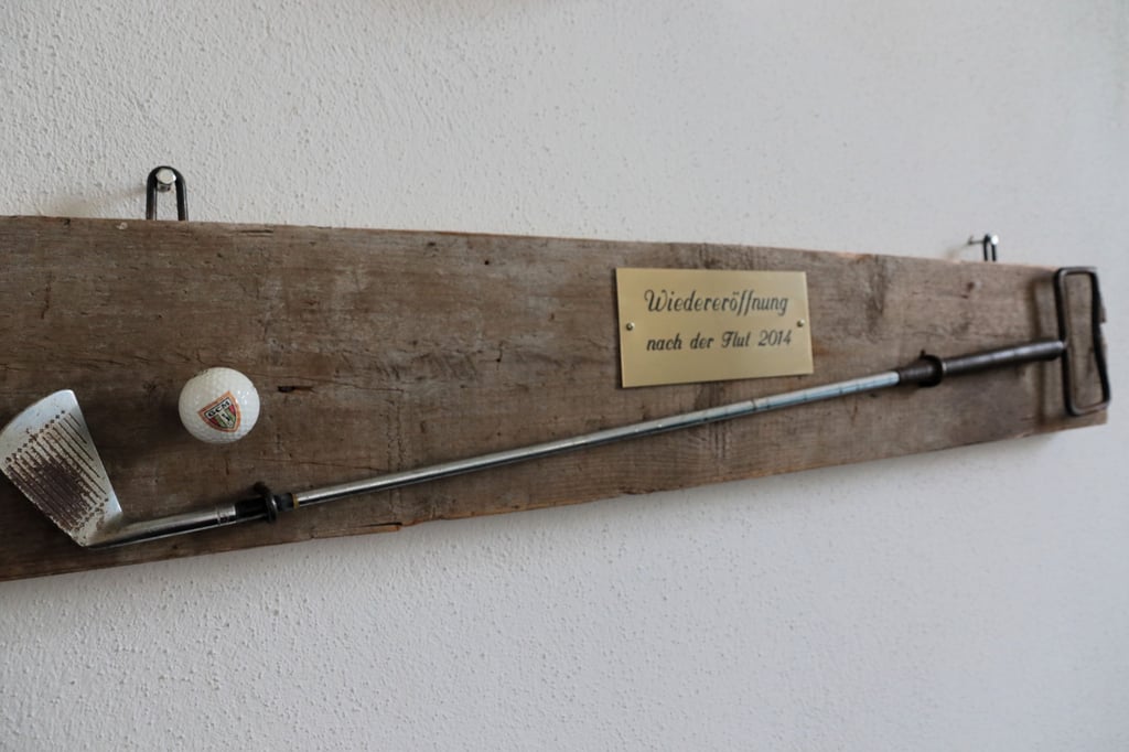 Im Clubhaus in Magdeburg-Herrenkrug hängt ein Golfschläger, der an die Wiedereröffnung nach der Flut 2014 erinnert.