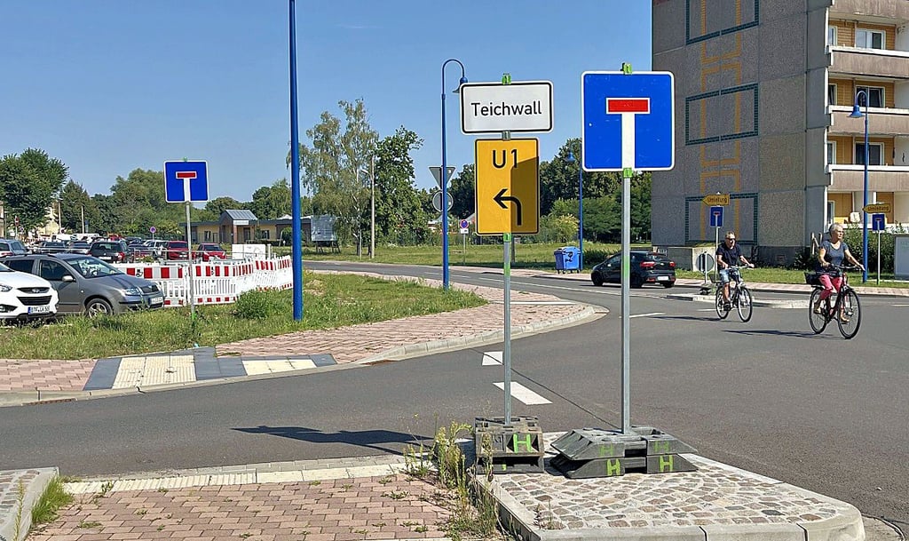 Die Schilder für die Sperrung im Teichwal stehen am Rand bereit.