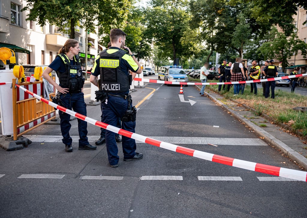 Nach Schüssen auf eine Frau sichert die Polizei den Tatort.