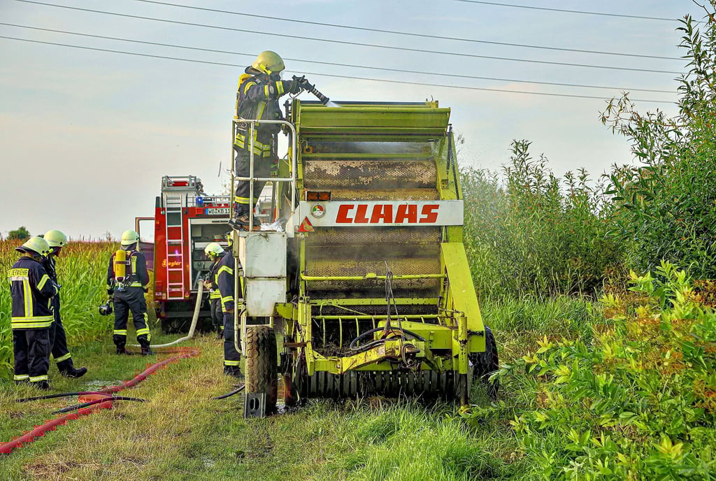 An einem Feld hinter dem Sportplatz ging eine Strohpresse bei Reperaturarbeiten in Flammen auf.