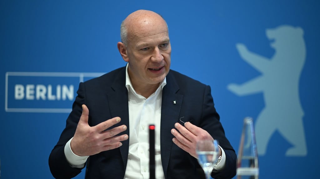 Berlins Regierender Bürgermeister Kai Wegner (CDU) wünscht sich, dass die Bürgerämter ihre Dienstleistungen an einem Tag der Woche ohne vorher vereinbarte Termine anbieten. (Archivbild)