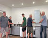 Oliver (links) und Olaf Beder (rechts) bauen mit Unterstützung von Tarje Panke, Eric Linkohr und Rüdiger Hetz (von links) die neue Küche im Badersleber Schützenheim auf.