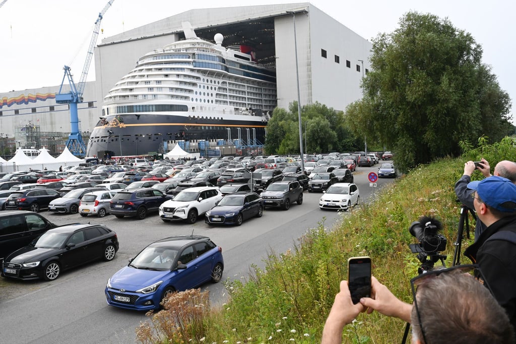 Ein neues Kreuzfahrtschiff der Meyer Werft verlässt das Baudock in Papenburg.