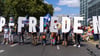 Unterstützer bei der Demo der Querdenkerbewegung namens „Einigkeit und Recht und Freiheit - der Umzug“.
