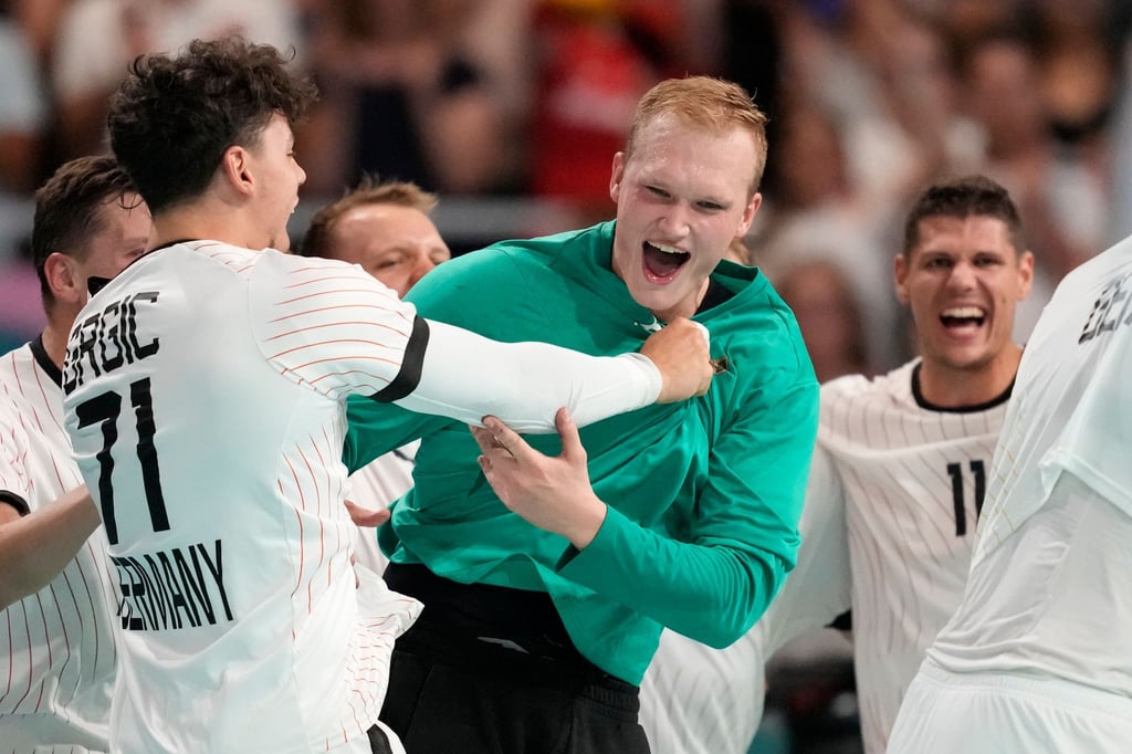 Nach Abpfiff stürmten Deutschlands Handballer auf ihren Torhüter David Späth zu.