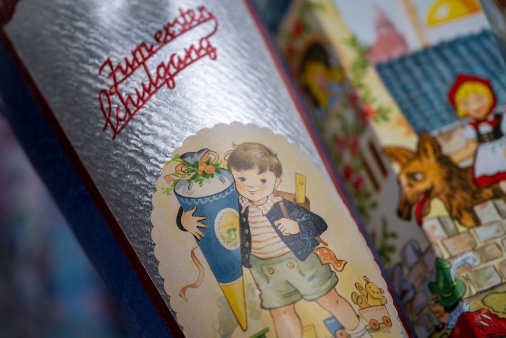 Eine Tradition, die bis heute überdauert: Zuckertüten bekamen Kinder schon in den 1960er Jahren zur Einschulung. In der DDR waren diese meist sechseckig.