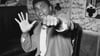 Cassius Clay, besser bekannt als Muhammad Ali, hält fünf Finger hoch, um vorauszusagen, wie viele Runden er brauchen wird, um Henry Cooper auszuknocken.
