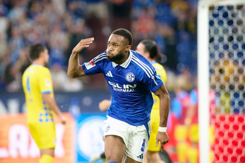 Der FC Schalke 04 um Moussa Sylla hat zum Auftakt der 2. Bundesliga gegen Eintracht Braunschweig gewonnen.
