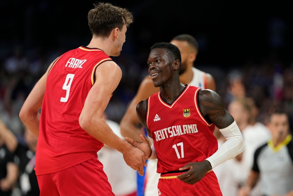Die deutschen Basketballer gehen makellos ins Viertelfinale.