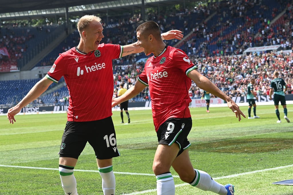 Hannover 1:0-Schütze Nicolo Tresoldi (r) mit Vorlagengeber Harvard Nielsen